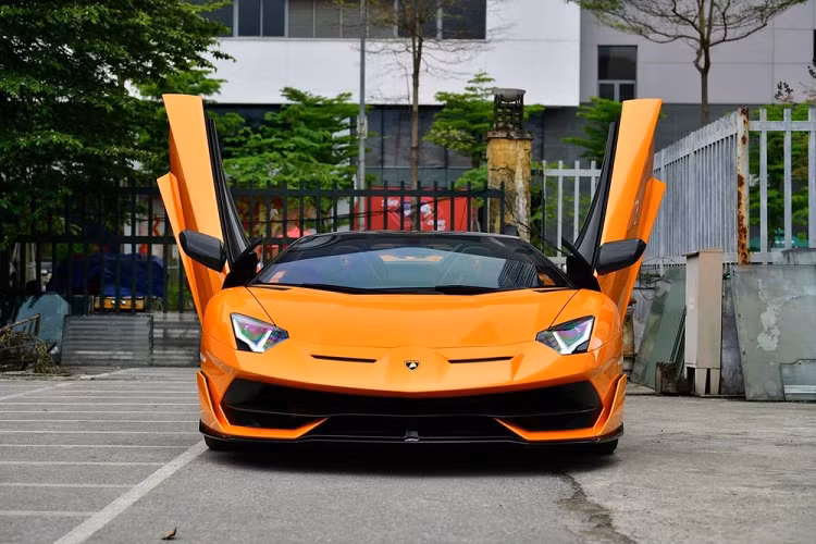 Số lượng phiên bản siêu xe mui trần Lamborghini Aventador SVJ Roadster tại Hà Nội này chỉ được sản xuất trên toàn thế giới chỉ có đúng 863 xe, trong số này, ngoài 800 xe tiêu chuẩn còn có 63 xe thuộc bản Lamborghini Aventador SVJ 63 Roadster.