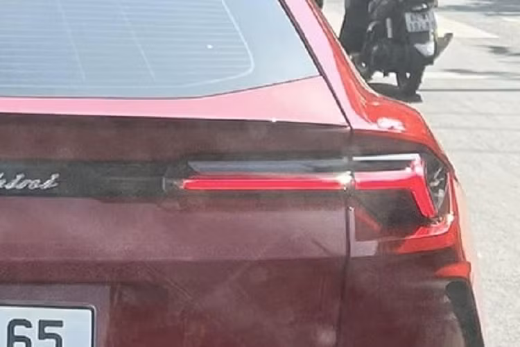 Ngoài màu sơn Rosso Mars, chiếc siêu SUV Lamborghini Urus mang biển số của tỉnh Lâm Đồng còn có nhiều chi tiết sơn đen như lưới tản nhiệt, hốc gió trước/sau, cản trước/sau, tấm ốp hốc gió, nẹp sườn, vỏ gương hay bộ mâm 5 chấu kép cá tính được sơn màu tối cùng kẹp phanh màu đỏ bắt mắt.