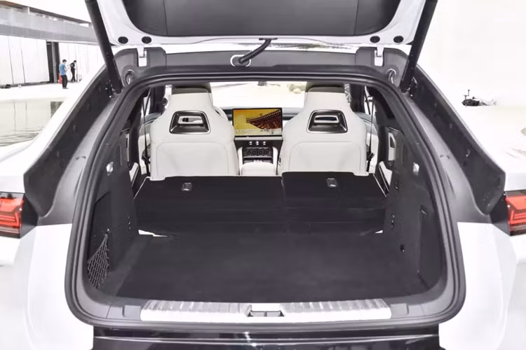 BYD Song L 2023 sử dụng nhiều chất liệu thể thao, tạo ấn tượng mạnh về thị giác, đồng thời, xe mới cũng giới thiệu cửa không khung. Kích thước bảng đồng hồ full LCD 10,25 inch trên xe không hề nhỏ, đồng thời màn hình điều khiển trung tâm 15,6 inch vẫn là hình dáng cổ điển của BYD, xe mới còn được bổ sung thêm AR-HUD 50 inch.