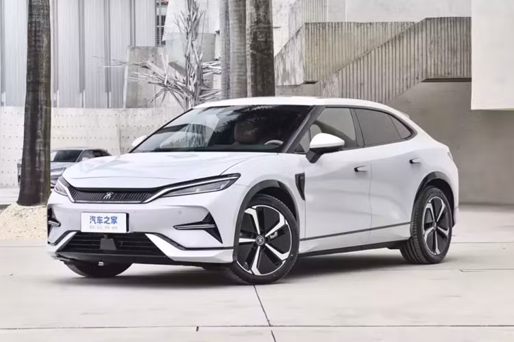Tesla Model Y từng trở thành 1 trong những lựa chọn rất hấp dẫn cho khách hàng Trung Quốc khi chọn mua xe SUV điện, nhưng giờ đây, đã có nhiều đối thủ của nó được ra mắt, 1 trong đó là BYD Song L 2023, và quan trọng nhất vẫn là giá bán của xe có đủ hấp dẫn để lôi kéo những người chọn mua xe Tesla hay không.