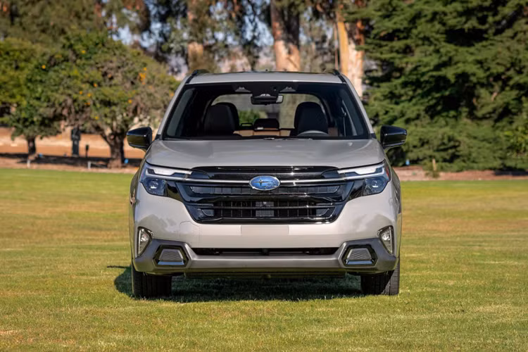Khu vực đầu xe của Subaru Forester thế hệ mới không lột xác hoàn toàn so với thế hệ cũ mà chỉ thay đổi theo hướng tiến hóa. Tại đây, xe được trang bị lưới tản nhiệt rộng hơn và sơn màu đen bóng. Ngoài ra, trên lưới tản nhiệt còn có thêm nẹp mạ crôm nằm ngang, nối liền với logo của hãng Subaru, giúp khu vực đầu xe như rộng hơn.