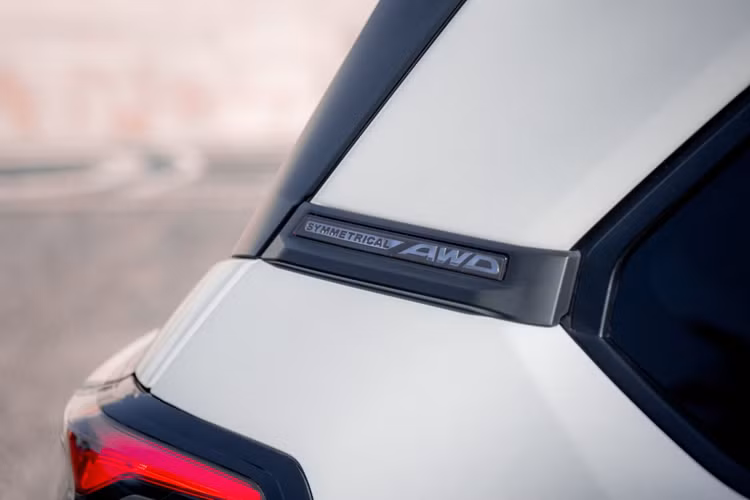 Trong khi đó, cột D của xe có thêm nẹp trang trí màu đen với dòng chữ “Symmetrical AWD”, ám chỉ hệ dẫn động 4 bánh toàn thời gian nổi tiếng của Subaru.