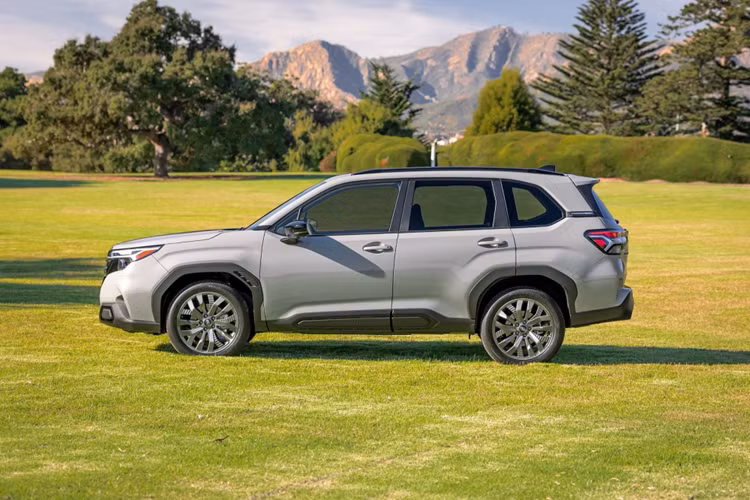Nhìn chung, khu vực đầu xe của Subaru Forester 2024 giống như sự kết hợp giữa xe Ford và Honda. Điều này khiến không ít người cảm thấy mẫu SUV nhà Subaru bị "mất chất". Vòng sang bên sườn, chúng ta sẽ bắt gặp nẹp màu đen dày dặn bao quanh hốc bánh và trên cửa.