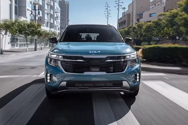Tại Hàn Quốc, Kia Seltos có 2 phiên bản trang bị động cơ bao gồm máy xăng tăng áp 4 xy-lanh dung tích 1.6L, công suất 177 mã lực và mô-men xoắn 265 Nm. Đi kèm động cơ này là hộp số 8 cấp mới.