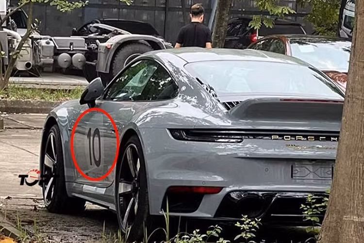 Tháng 4/2023 vừa qua, hình ảnh 1 chiếc xe thể thao Porsche 911 Sport Classic 2023 giới hạn xuất hiện tại trạm đăng kiểm khí thải ở Hà Nội đã nhận được sự quan tâm không nhỏ của giới mê xe trong nước, lý do là mẫu xe này chỉ được sản xuất 1.250 chiếc trên toàn thế giới, 2 người mua đầu tiên tại Việt Nam là ông Đặng Lê Nguyên Vũ và Cường Đô la.