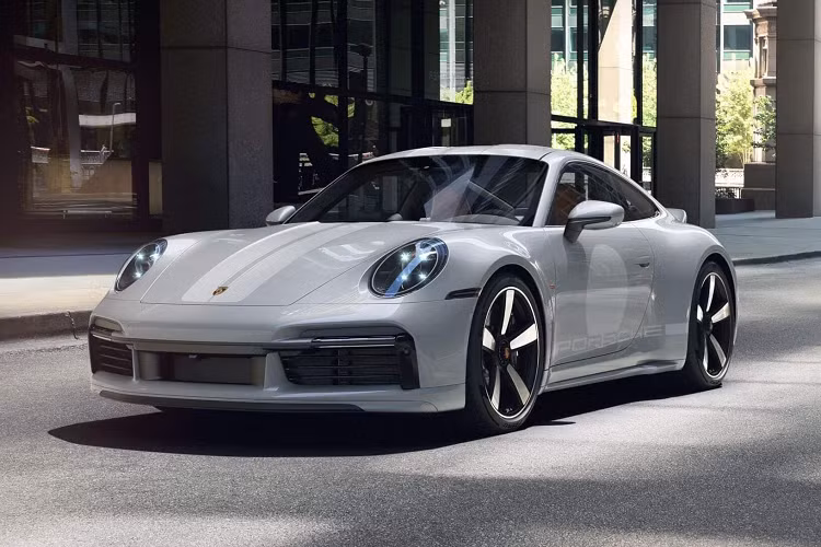 Giá xe Porsche 911 Sport Classic 2023 có mức giá khởi điểm từ 18,66 tỷ đồng, con số này sẽ tăng lên khi chủ xe chọn màu sơn, đèn cũng như các trang bị tùy chọn khác và tất nhiên chưa bao gồm chi phí lăn bánh. Hiện đây cũng là chiếc xe Porsche 911 992 đắt nhất Việt Nam.