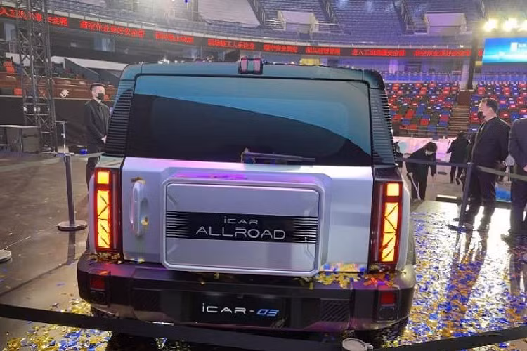 Mẫu xe này đã được ra mắt với ba biến thể kiểu dáng bên ngoài tại Triển lãm ô tô Thành Đô. Kích thước của xe điện Chery iCar 03 bao gồm chiều dài 4.406 mm, chiều rộng 1.910 mm và chiều cao là 1.715 mm, chiều dài cơ sở 2.715 mm. Như vậy, iCar 03 dài hơn Hyundai Kona 226 mm. Góc tiếp cận và góc thoát của nó lần lượt là 26/19 độ. ICar có năm chỗ ngồi. Trọng lượng lề đường đạt 1.775/1.800 kg.