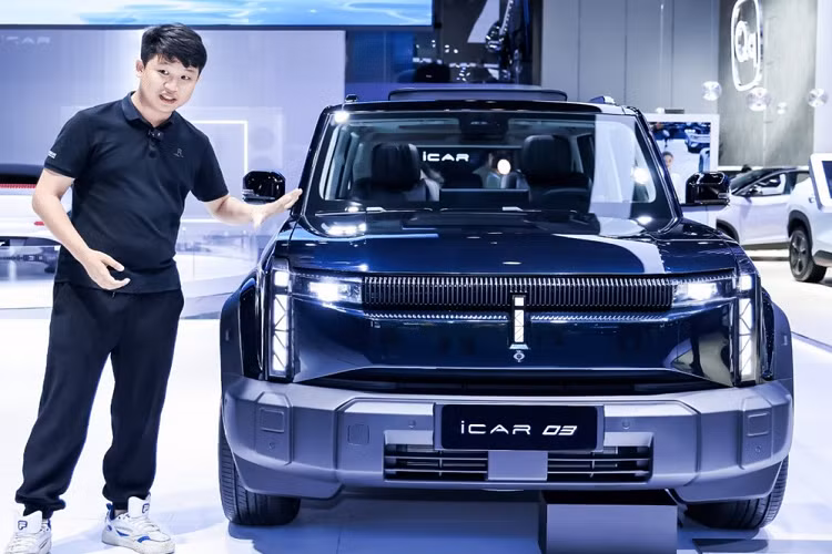 Chiếc SUV điện hoàn toàn mới của Chery mang tên gọi iCar 03 đã ra mắt lần đầu tại Triển lãm ô tô Thượng Hải năm nay, đến nay, Chery iCar 03 2023 mới lại tiếp tục xuất hiện tại 1 triển lãm xe ở Trung Quốc, lần này là Triển lãm ô tô Thành Đô với nhiều thông tin thú vị hơn đã được hãng xác nhận.