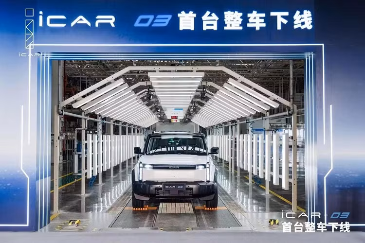Về thiết kế bên ngoài, Chery iCar 03 là một chiếc SUV hình khối với cản va khổng lồ làm bằng nhựa màu xám, kính chắn gió phẳng, đường nắp ca-pô cao và đèn chạy tạo thành chữ “i”. Kiểu dáng cơ bắp cuồn cuộn này đang trở nên cực kỳ phổ biến ở Trung Quốc với khá nhiều mẫu xe địa hình được tung ra thị trường, trong đó có Baojun Yep và nhiều loại xe Haval khác nhau.