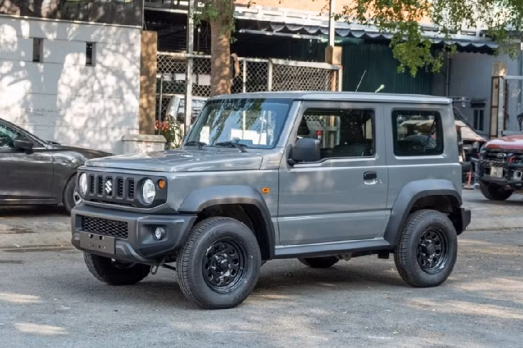 Cung cấp sức mạnh cho Suzuki Jimny 3 cửa là khối động cơ xăng 4 xi-lanh, hút khí tự nhiên, dung tích 1,5 lít, tạo ra công suất tối đa 102 mã lực và mô-men xoắn cực đại 130 Nm. Động cơ đi kèm với hộp số tự động 4 cấp và hệ dẫn động 4 bánh AllGrip Pro 4WD với chế độ cầu nhanh 2H, cầu nhanh 4H cũng như cầu chậm 4L.