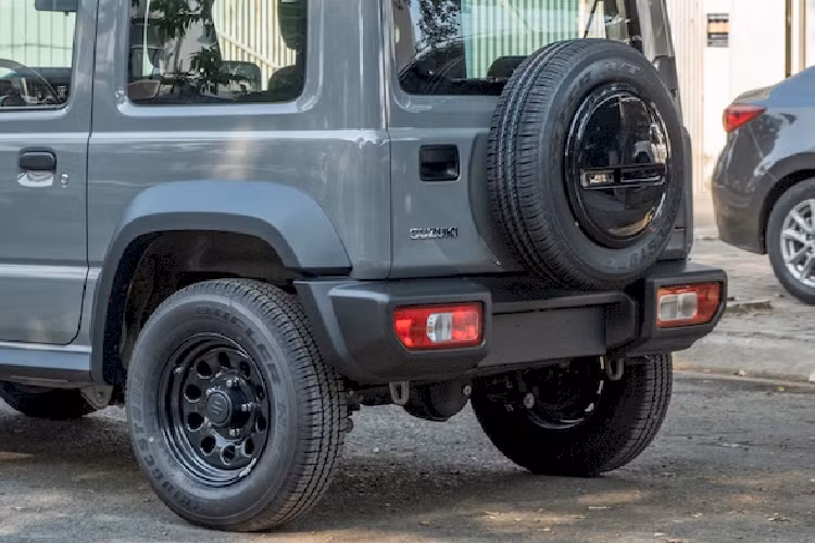 Suzuki Jimny được trang bị nhiều tính năng như đèn pha LED tự động, hệ thống rửa đèn pha, đèn sương mù trước, vành hợp kim 15 inch, lốp 195/80R15, gương chiếu hậu có tính năng chỉnh điện/gập điện, ốp cản trước/sau chống xước và cửa cốp mở ngang đi kèm lốp dự phòng..