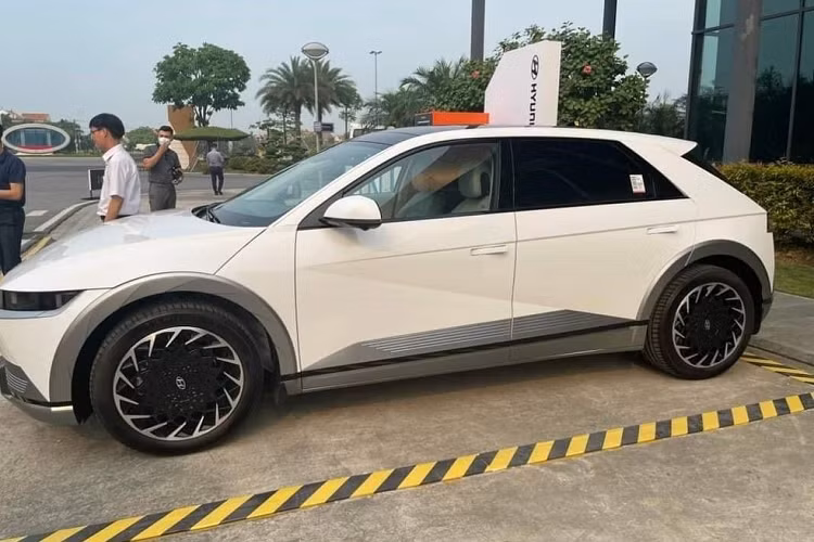 Hiện giá xe Hyundai Ioniq 5 lắp ráp trong nước vẫn chưa được công bố. Tuy nhiên, theo một số nguồn tin, xe sẽ có 2 phiên bản và bán ra chưa đến 1,5 tỷ đồng. Với giá bán này, Hyundai Ioniq 5 sẽ đắt hơn so với đối thủ VinFast VF8. Tại Việt Nam, VinFast VF8 có 2 phiên bản là Eco và Plus.