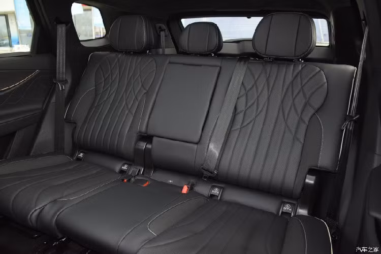 Là một chiếc SUV cỡ trung nên kích thước dài x rộng x cao của Chery Tiggo 9 lần lượt là 4.820/1.930/1.699 mm, chiều dài cơ sở 2820 mm. Sang hai bên, các cột A/B/C/D sơn đen tạo hiệu ứng mái nhà lơ lửng. Các yếu tố thiết kế đáng chú ý khác bao gồm tay nắm cửa thò thụt phổ biến và thân xe 2 màu. Xe chạy trên bộ mâm hợp kim nhôm 20 inch nhiều chấu.