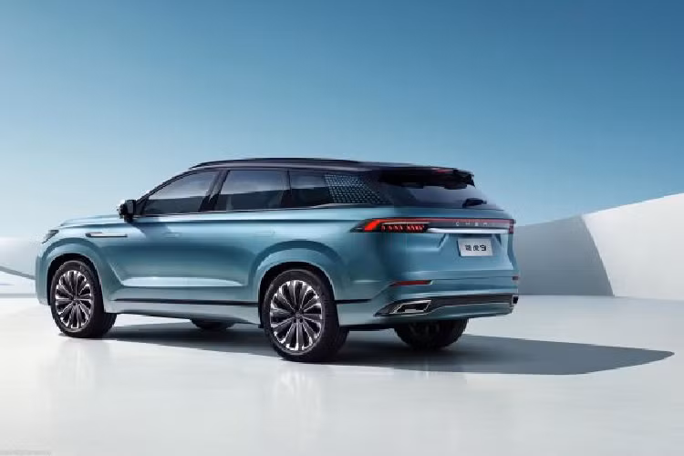Xe SUV Chery Tiggo 9 được trang bị động cơ tăng áp 2.0TGDI có công suất tối đa 257 mã lực và mô-men xoắn cực đại 400 Nm. Mô hình dẫn động hai bánh được kết hợp với hộp số DCT 7 cấp trong khi mô hình dẫn động bốn bánh được kết hợp với hộp số Aisin 8AT. Tốc độ tối đa sẽ là 205 km/h với mức tiêu thụ nhiên liệu kết hợp là 7,7 lít/100km. Các phiên bản hybrid cũng sẽ có sẵn trong tương lai.