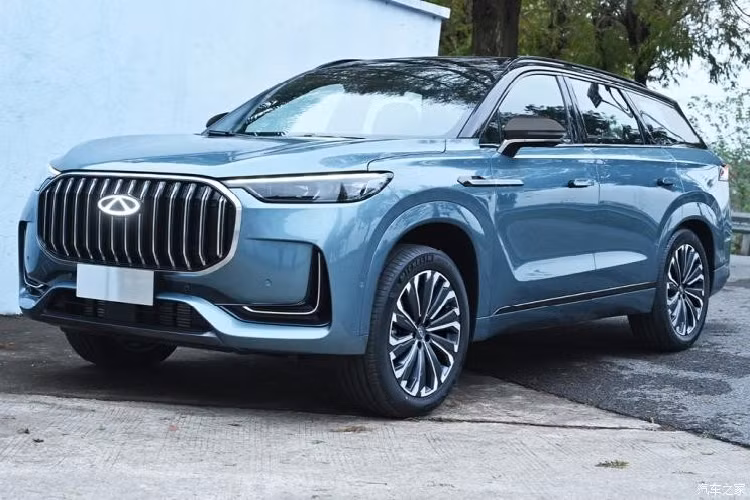 Hãng xe Chery của Trung Quốc đã chính thức ra mắt mẫu SUV hàng đầu mới của mình Tiggo 9. Thực tế, vào tháng 2 đầu năm nay, hãng xe Trung Quốc đã vén màn chiếc SUV Chery Tiggo 9 2023 mới nhưng các thông tin về số phiên bản của xe cũng như giá bán chưa được công bố nhiều.