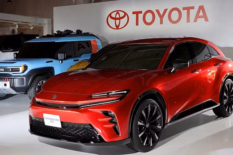 Tại lễ ra mắt nhà máy BEV mới gần đây, Toyota tuyên bố xe điện thế hệ tiếp theo của hãng sẽ đi vào sản xuất từ năm 2026 và chúng hứa hẹn sẽ cung cấp phạm vi hoạt động xa hơn và nhanh hơn với mức giá thấp hơn. Nhà sản xuất ôtô Nhật Bản hiện cho biết những chiếc xe Toyota chạy điện mới của họ không chỉ được thiết kế và chế tạo khác biệt mà còn được cung cấp năng lượng bởi nhiều loại pin mới, tiên tiến.