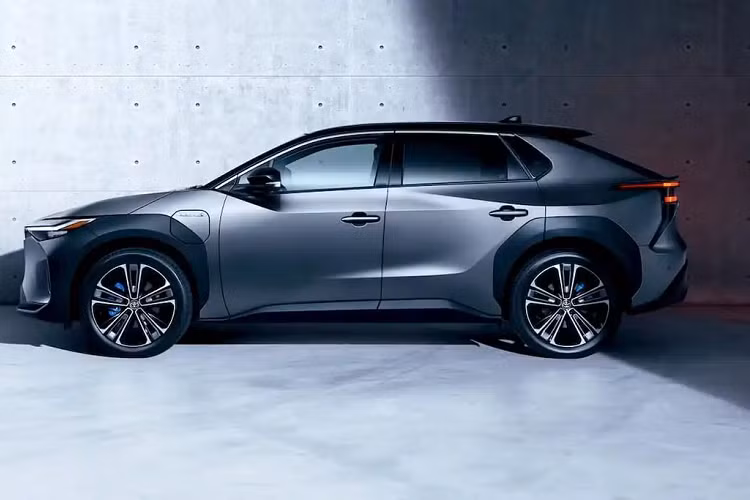 Takero Kato - Chủ tịch BEV Factory của Toyota đặt kỳ vọng những mẫu xe điện mới này sẽ chiếm 1,7 triệu trong tổng số 3,5 triệu xe điện của Toyota trên toàn cầu vào năm 2030. Ông cũng nhấn mạnh một loạt các công nghệ pin sẽ là chìa khóa để thu hút lượng khách hàng rộng hơn.