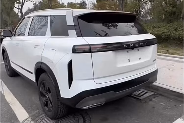 Chery TJ-1 sở hữu số đo 3 vòngchiều dài x rộng x cao lần lượt là 4.515 - 1.865 - 1.680 mm và chiều dài cơ sở 2.675 mm. Về thiết kế, đầu xe TJ-1 gây ấn tượng với lưới tản nhiệt hình chữ nhật cỡ lớn. Khu vực này được thiết kế gồm các chi tiết lưới đen kết hợp trang trí mạ crôm với tỷ lệ cân đối.