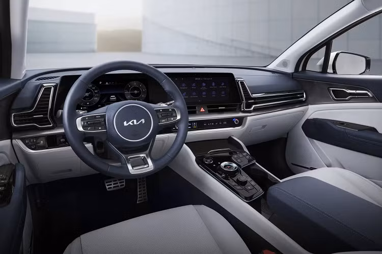 Nền tảng này sẽ cho phép chiếc crossover mượn các tùy chọn gói pin 58 kWh và 77,4 kWh từ EV6 lớn hơn, mang lại phạm vi hoạt động tốt hơn so với các đối thủ cùng phân khúc. Ngoài ra, khả năng cao EV4 sẽ nhận được động cơ điện đơn từ EV6 bản cơ sở, sản sinh công suất tối đa 168 mã lực và mô-men xoắn 350 Nm.