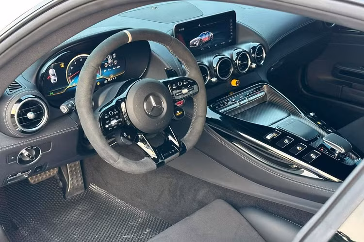 Mercedes-AMG GT R sở hữu ngoại thất còn có nhiều chi tiết carbon như cản va trước, vỏ gương, ốp sườn, ốp chia gió bên hông, mui xe hay khuếch tán sau. Tất nhiên còn có cánh gió đuôi cố định của xe cũng bằng carbon. Bên trong xe, ngay bậc cửa được ốp carbon cùng dòng chữ AMG phát sáng, xe có ghế ngồi bọc da Alcantara với đường các chỉ nổi...