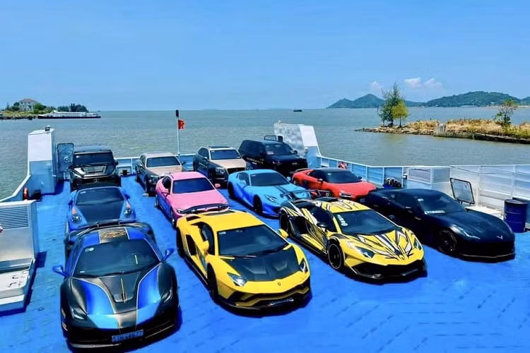 Vào trưa ngày 5/4 vừa qua, tay chơi siêu xe Hoàng Kim Khánh cùng bạn bè đã tụ họp khoảng hơn 23 chiếc siêu xe, SUV hạng sang và cả xe siêu sang để chuẩn bị vận chuyển xuống Hà Tiên, tỉnh Kiên Giang trước khi cho các xe lên phà để sang Phú Quốc.