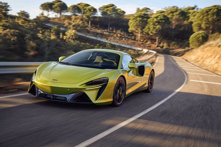 Ngoài Artura và 720S, các mẫu Ultimate Series của McLaren Senna và 765LT Coupe cũng sẽ được ra mắt. Hai chiếc F1 GTR khác có dòng dõi Le Mans sẽ được trưng bày trong lễ kỷ niệm của McLaren. Đặc biệt, McLaren Artura và 720S sẽ có màn chạy thử tốc độ cao trên đường đua Le Mans.