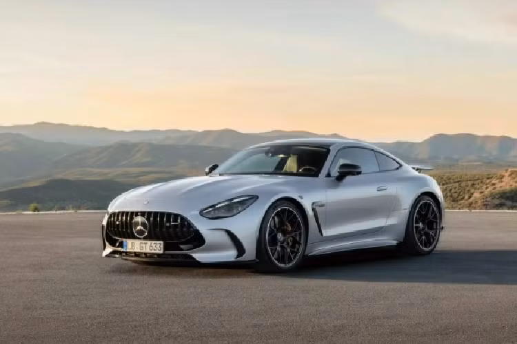 Trong khi đó, bản AMG GT 63 mạnh mẽ hơn với công suất 577 mã lực, mô men xoắn cực đại 800 Nm. Với sức mạnh trên, xe có thể tăng tốc từ 0-100 km/h trong 3,2 giây và tốc độ tối đa đạt 315 km/h. Chưa hết, Mercedes-AMG GT 2024 còn được trang bị độc quyền hộp số tự động 9 cấp AMG Speedshift đi kèm dẫn động 4 bánh toàn thời gian AMG Performance 4Matic+.