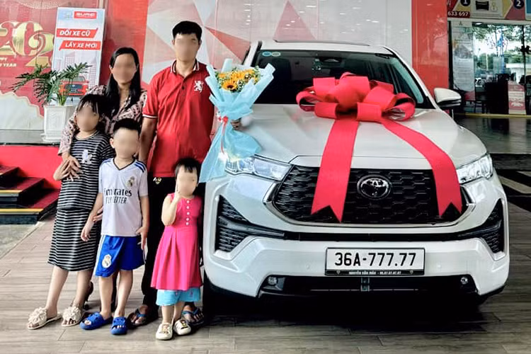 Đã có nhiều màn "vịt hóa thiên nga" với các biển số ngũ quý, sảnh rồng từ ôtô bình dân được đăng ký cho siêu xe, xe siêu sang hay cả xe sang. Nhưng cũng có màn định danh biển số "lên đời", tức chủ xe bán mẫu cũ để mua bản mới, trường hợp của chiếc Toyota Innova biển số 36A-777.77 là ví dụ.