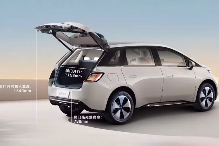 Về sức mạnh, động cơ được trang bị trên chiếc xe điện Baojun Yunduo mới tại Trung Quốc có công suất tối đa 136 mã lực và tầm hoạt động của pin sau 1 lần sạc đầy có thể lên tới 400 km,