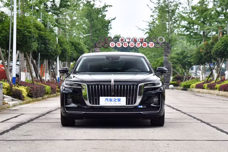Hồng Kỳ H9 là 1 mẫu sedan hạng sang nhưng có giá bán chỉ ngang các xe tầm trung, điều này đã giúp cho hãng xe chuyên sản xuất xe cho các quan chức Trung Quốc hốt bộn tiền, thậm chí, Hồng Kỳ H9 của Trung Quốc còn được mệnh danh là "Rolls-Royce Ghost nội địa".
