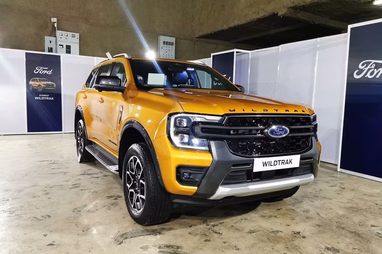 Tại triển lãm Bangkok International Motor Show 2023 vừa khai mạc vào ngày 21/3, ngoài Ranger Stormtrak, hãng xe Mỹ còn giới thiệu dòng xe Ford Everest Wildtrak 2023 mới với khách hàng Thái Lan. Ở thị trường này, Wildtrak sẽ được định vị như bản trang bị cao cấp nhất của dòng xe Ford Everest 2023, nằm phía trên bản Titanium+.