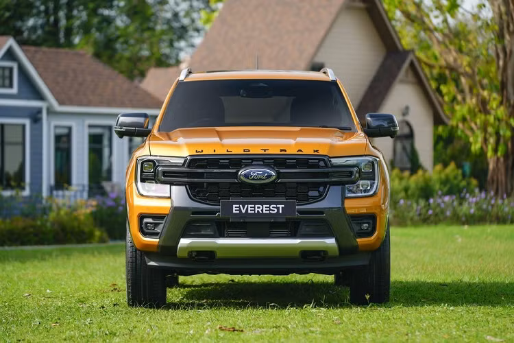 Tương tự Ranger Wildtrak, Ford Everest Wildtrak 2023 cũng sở hữu màu sơn ngoại thất vàng Luxe Yellow, kết hợp với những điểm nhấn màu xám Bolder Grey đặc trưng. Thêm vào đó là lưới tản nhiệt dành riêng cho phiên bản này cũng như tem chữ nổi "Wildtrak" màu đen trên nắp ca-pô...