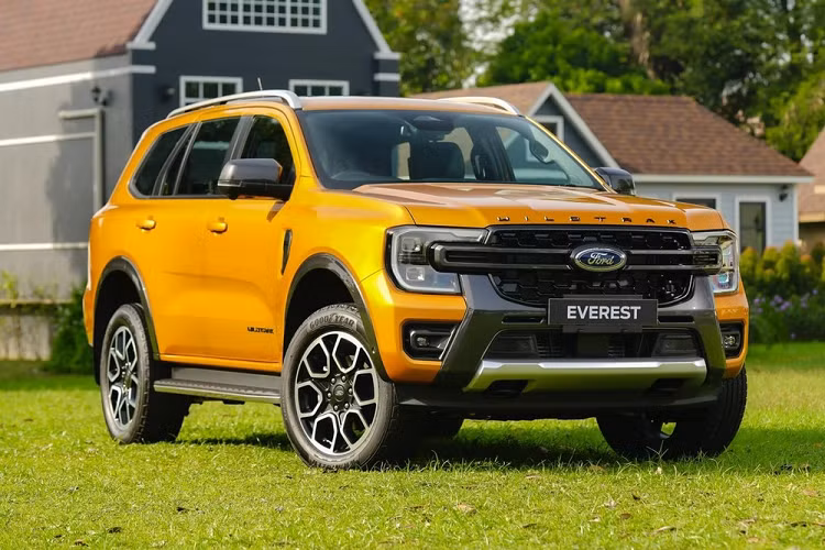 Tương tự xe ở New Zealand, Ford Everest Wildtrak 2023 cũng sở hữu phong cách thiết kế giống với Ranger Wildtrak. Nhờ đó, phiên bản mới của dòng SUV cỡ trung này sở hữu phong cách thiết kế ngoại thất đậm chất off-road hơn.