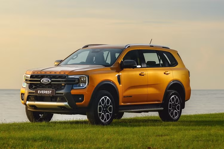 Giá xe Ford Everest Wildtrak 2023 tại Thái Lan là 1,399 triệu baht (khoảng 1,3 tỷ đồng). Trong khi đó, giá dự kiến của phiên bản tương ứng ở Việt Nam là 1,5 tỷ đồng, cao nhất phân khúc, đắt hơn bản Titanium+.