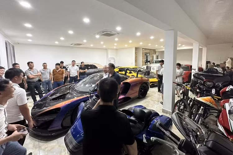 Sau khi sang Thụy Điển để xem việc sửa chữa mẫu siêu xe triệu đô Koenigsegg Regera của mình ra sao, đại gia Hoàng Kim Khánh đã về đến Việt Nam và nhanh chóng thông báo tin vui về việc sắp tổ chức 1 sự kiện siêu xe trăm tỷ hoành tráng, đây sẽ là phát súng mở đầu cho năm 2023 hứa hẹn sẽ có vài sự kiện siêu xe khác của đại gia quê Hải Dương.
