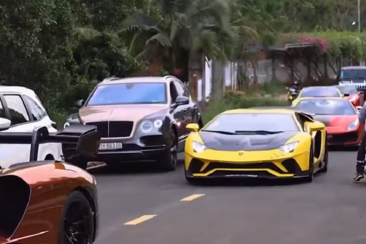 Trước khi chốt ngày mang dàn siêu xe show hàng tại Phú Quốc, ông Hoàng Kim Khánh cũng đã đi tiền trạm vào đầu tháng 2 vừa qua trên hai chiếc xe siêu sang Bentley của mình là Mulsanne EWB và Bentayga V8 phiên bản kỷ niệm 100 năm.