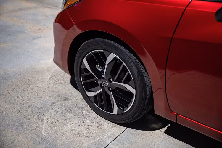 Logo Nissan mới nhất cũng được áp dụng trên Almera 2023. Bên cạnh đó, xe cũng được trang bị bộ mâm kích thước 17inch với thiết kế mới, sơn phối hai tông màu.