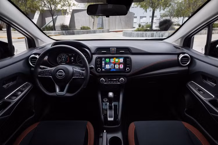 Thiết kế nội thất của Nissan Almera 2023 nâng cấp vẫn được giữ nguyên nhưng được nâng cấp về trang bị. Cụ thể, bản tiêu chuẩn có thêm kết nối Apple CarPlay/Android Auto khi khách hàng mua thêm gói S Plus.