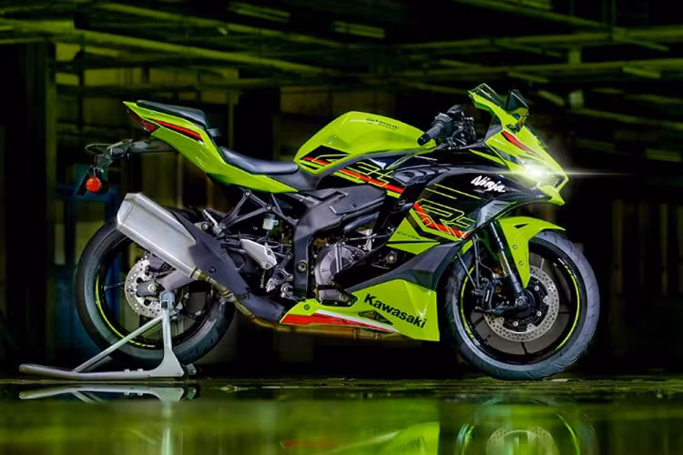 Ở bản SE và ZX-4RR, phuộc trước của Kawasaki ZX-4R 2023 có thêm tính năng chỉnh theo tải. "Trái tim" của Kawasaki ZX-4R 2023 là động cơ xăng 4 xi-lanh thẳng hàng, DOHC, làm mát bằng dung dịch, phun nhiên liệu điện tử EFI. Động cơ này có vòng tua tối đa lên đến 15.000 vòng/phút, tạo ra công suất tối đa 77 mã lực hoặc 80 mã lực khi hệ thống Ram Air hoạt động