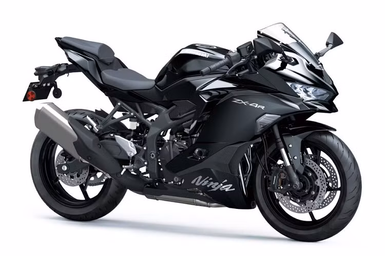Kawasaki ZX-4R 2023 chính là mẫu mô tô thể thao được trang bị động cơ 4 xi-lanh, dung tích 400cc duy nhất trên thế giới tính đến thời điểm hiện tại. Đây cũng là điểm nhấn khác biệt của mẫu mô tô này so với người anh em Kawasaki Ninja 400 vốn dùng động cơ xi-lanh đôi.