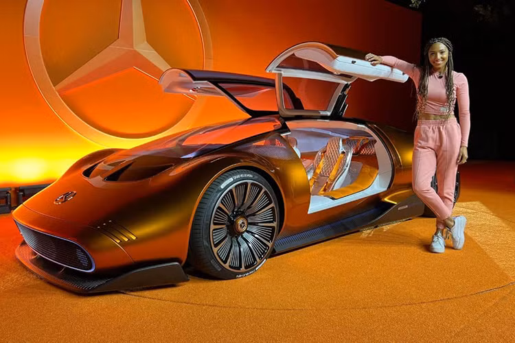 Mercedes-Benz là một thương hiệu có bề dày lịch sử và đồng thời cũng luôn thể hiện tư tưởng tiến bộ, bằng cách đi tiên phong trong việc sử dụng công nghệ hiện đại trước các đối thủ của mình. Một trong những minh chứng rõ nhất cho điều này là chiếc hypercar chạy điện tuyệt đẹp mang tên Mercedes-Benz Vision One-Eleven mới vừa được hãng xe Đức giới thiệu tại Trung tâm Thiết kế Quốc tế Carlsbad (California).