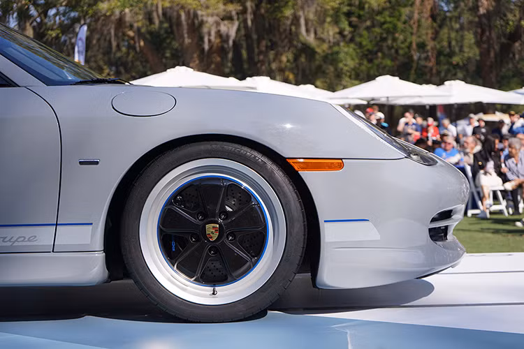 Giao dịch chiếc Porsche 911 Classic Club Coupe hơn 2 triệu USD diễn ra thành công tại buổi đấu giá Broad Arrow, được tổ chức như một phần của lễ kỷ niệm 75 năm thành lập Porsche tại Trung tâm Trải nghiệm Porsche ở Atlanta, Georgia cùng với 74 cuộc đấu giá khác.