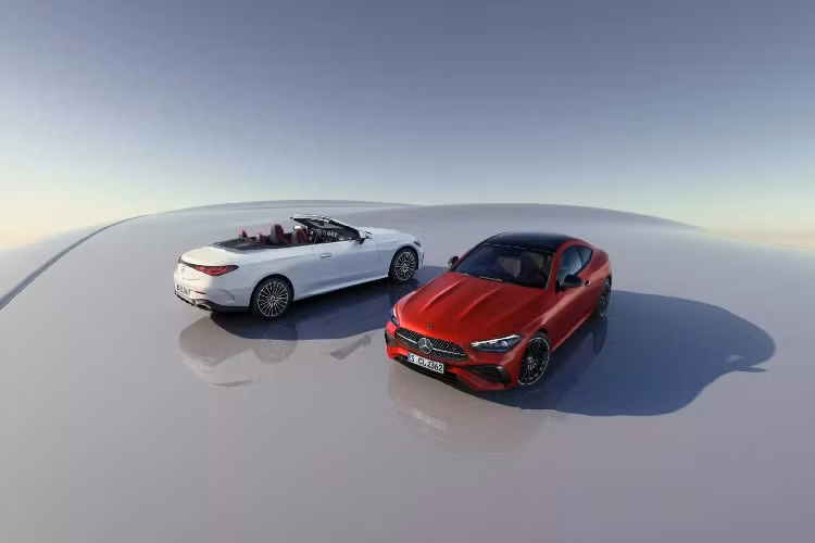 Hình ảnh chính thức từ Mercedes-Benz cho thấy chiếc CLE Cabriolet có thân xe sơn màu trắng, trong khi phần mui mềm mang màu đỏ tương phản. Đỏ cũng chính là màu được dùng cho phần da bọc nội thất bên trong.