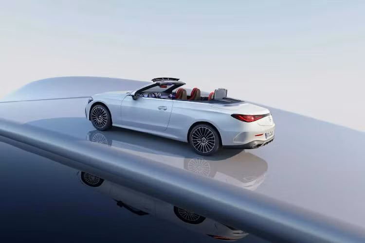 Mercedes-Benz không tiết lộ gì thêm về thông số kỹ thuật và giá xe Mercedes-Benz CLE Cabriolet 2024. Tuy nhiên nhiều khả năng phiên bản mui trần này cũng dùng chung các loại động cơ với CLE Coupe mui cứng. Động cơ xăng và diesel 4 xi-lanh 2.0 lít cũng như xăng 6 xi-lanh 3.0 lít sẽ kết hợp với hộp số tự động 9 cấp. Sức mạnh được truyền tới cầu sau hoặc tới cả 4 bánh thông qua hệ thống 4MATIC.