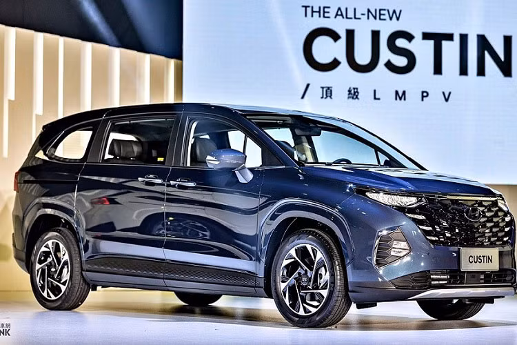 Mẫu xe MPV Hyundai Custin này được ra đời dựa trên cơ sở gầm bệ của người anh em Hyundai Tucson. Xe có kích thước dài x rộng x cao lần lượt là 4.950 x 1.850 x 1.734 mm và chiều dài cơ sở 3.055 mm. Với kích thước này, Hyundai Custin sẽ nằm giữa Toyota Innova thế hệ mới sắp ra mắt Việt Nam và Kia Carnival.