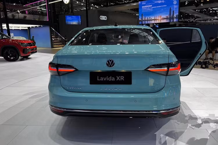 Mức giá xe Volkswagen Lavida XR 2023 được bán chính thức với 2 phiên bản có mức từ 99.990 nhân dân tệ (tương đương 328 triệu đồng) và 109.990 nhân dân tệ (tương đương 359 triệu đồng). 