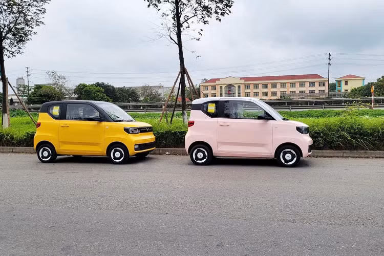 SAIC-GM-Wuling dù liên tục tung ra nhiều chương trình kích cầu như giảm giá, thuê pin để giá xe rẻ hơn, trợ giá, nhưng doanh số của Wuling Hongguang Mini EV không mấy khả quan trước sức ảnh hưởng quá lớn từ nhiều đối thủ khác cho đến "gà nhà" Bingo, mẫu xe mới ra mắt tháng 3, cũng là tháng bắt đầu chuỗi ngày doanh số lao dốc của Wuling Hongguang Mini EV.