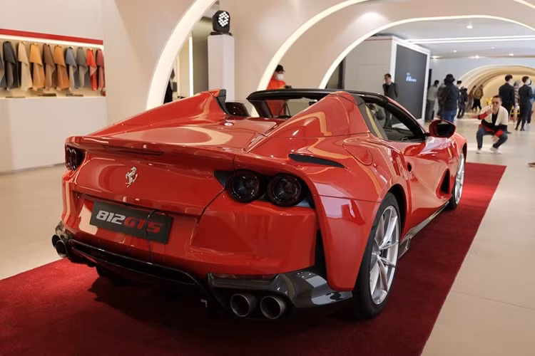 Nếu so với "trái tim" của đối thủ trực tiếp là Lamborghini Aventador S LP740-4 Roadster, thông số công suất tối đa của Ferrari 812 GTS cao hơn đến 49 mã lực, trong khi mô-men xoắn cực đại của hai chiếc siêu xe mui trần hàng đỉnh này là tương đương nhau.
