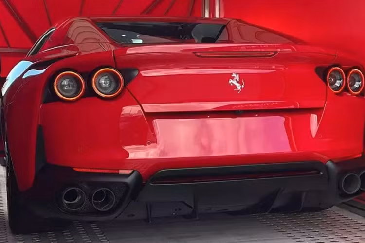 Siêu xe mui trần Ferrari 812 GTS mới nhăm nhe sắp về Việt Nam có thể xem là một ân huệ mà hãng xe Ý dành cho các khách hàng của họ. Trên các phiên bản cao cấp trước đó như Ferrari 599 GTB hay Ferrari F12 Berlinetta đều không có phiên bản mui trần. Ferrari 812 GTS chính là biến thể mui trần của siêu xe Ferrari 812 Superfast đã có 2 chiếc tại Việt Nam.
