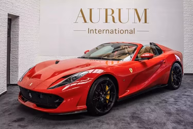 Ngay lập tức, thông tin siêu xe Ferrari 812 GTS Rosso 70th Anniversary chuẩn bị được nhập về Việt Nam đã gây sự chú ý của giới mê xe. 812 GTS hiện là chiếc xe Ferrari mui trần có khối động cơ V12 mạnh mẽ nhất có thể được mua một cách dễ dàng ở thời điểm hiện tại. Nếu siêu ngựa này đúng thực đã về Việt Nam, người chọn mua xe thật sự rất biết chơi.